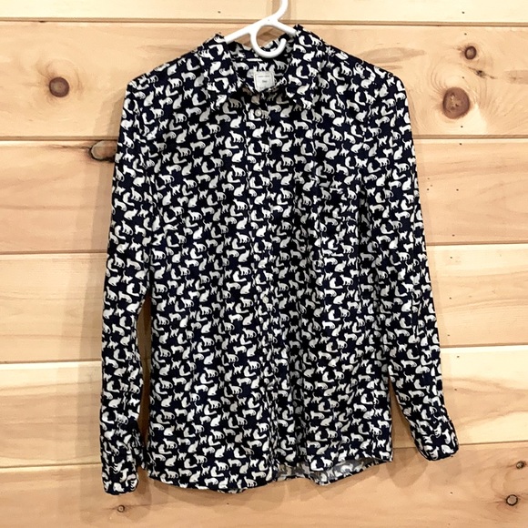 GAP Tops - whimsical pattern on this button down Gap shirt